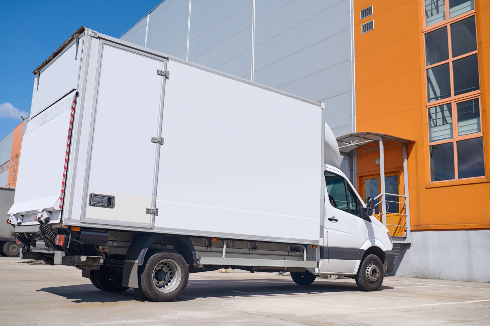 lorry-standing-outdoors-near-warehouse Avant-après d'un appartement vidé par Les Débarras Garnier à Alfortville, Val-de-Marne.